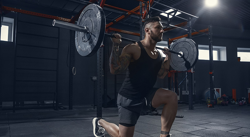 Entrenamiento con peso en un gimnasio