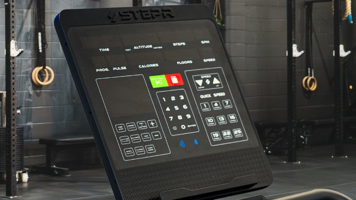 Consola LED de la escaladora STEPR con métricas de pasos, pisos, altitud y tiempo